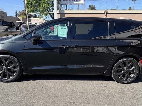 Used 2018 Chrysler Pacifica Touring Plus w/ S Appearance Package image 4