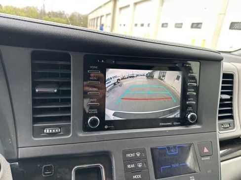 Used 2018 Toyota Sienna XLE image 8