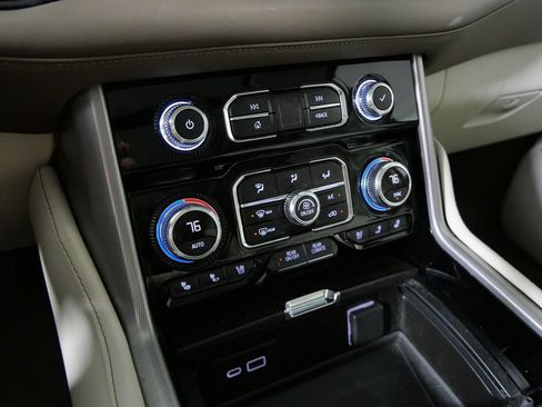 Used 2022 GMC Yukon XL Denali AWD/4WD image 28