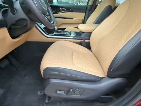 Used 2024 Kia Carnival EX image 14