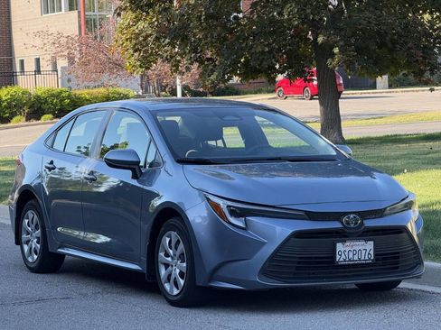 Used 2025 Toyota Corolla LE w/ Carpet Mat Package (TMS) FWD image 3