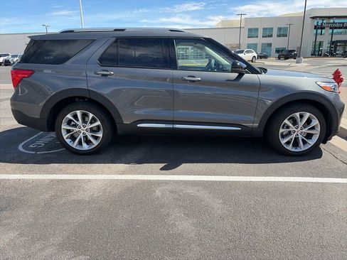 Used 2023 Ford Explorer Platinum image 4