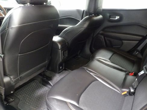 Used 2018 Jeep Compass Latitude w/ Cold Weather Group image 9