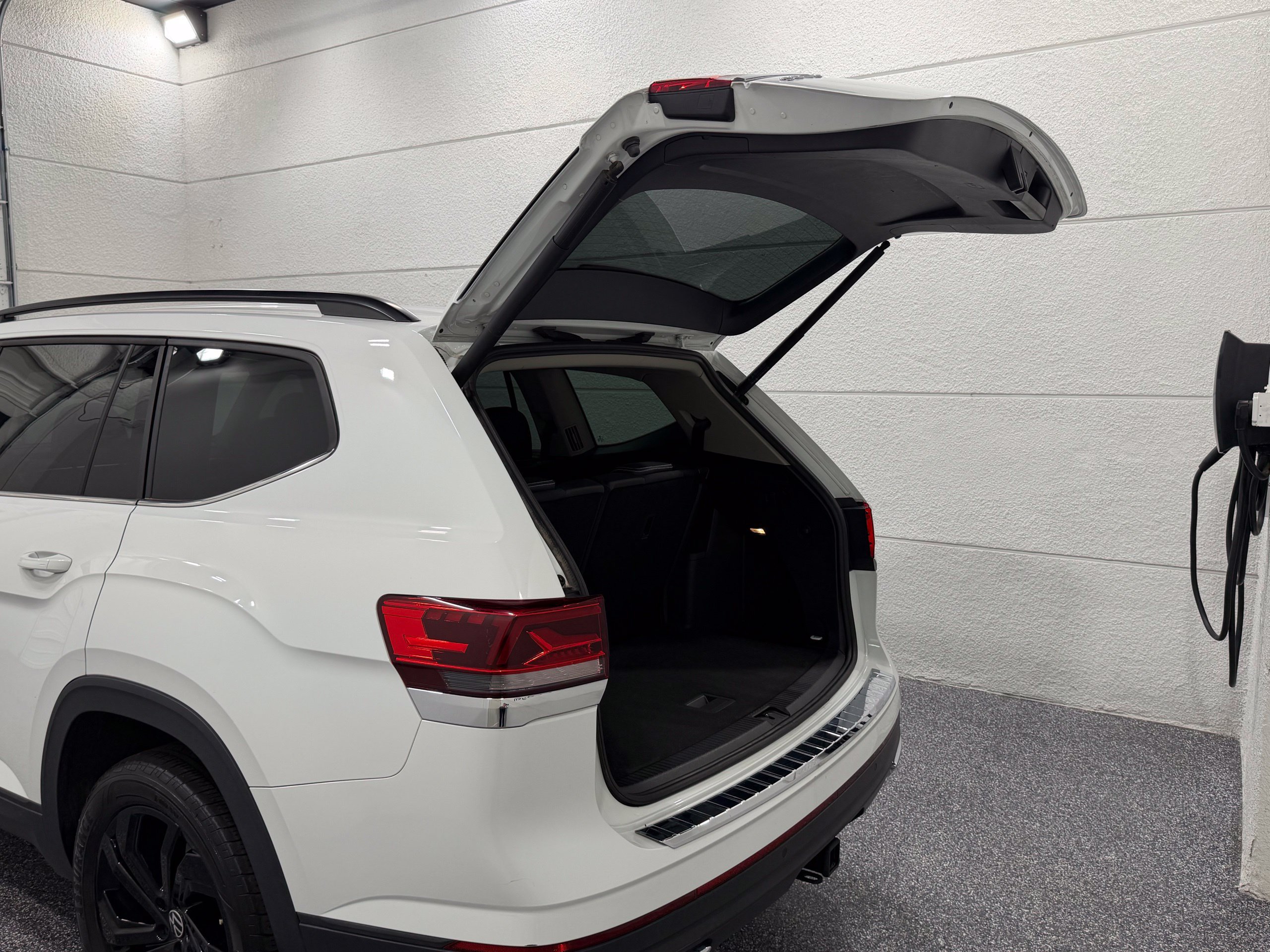 Certified 2023 Volkswagen Atlas SE w/ Black Wheel Package FWD image 26