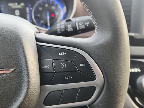 Used 2022 Chrysler Voyager LX image 14