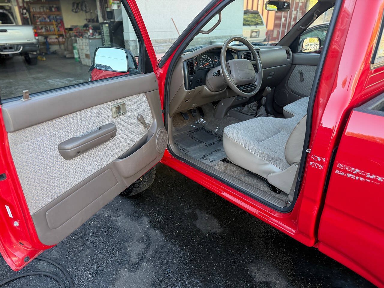 Used 1995 Toyota Tacoma 4x4 Regular Cab image 2