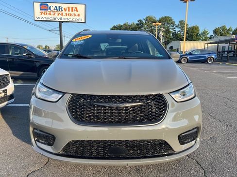 Used 2021 Chrysler Pacifica Touring-L w/ Uconnect Theater Family Group FWD image 2