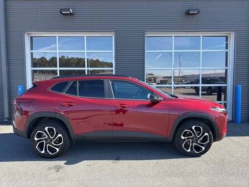 Used 2025 Chevrolet Trax RS w/ Driver Confidence Package image 4