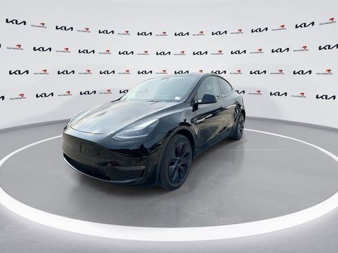 Used 2024 Tesla Model Y Long Range AWD/4WD image 4