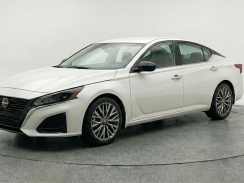 Used 2025 Nissan Altima 2.5 SV FWD image 3