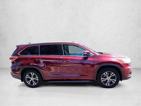 Used 2016 Toyota Highlander XLE w/ Four Season Floor Mat Package AWD/4WD image 5