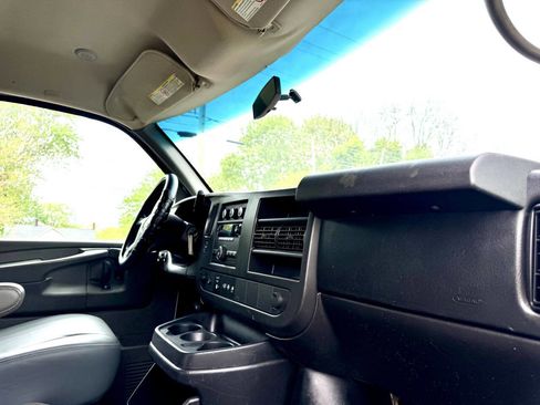 Used 2014 Chevrolet Express 2500 RWD image 21