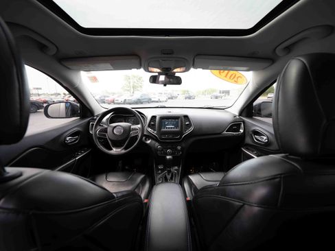 Used 2019 Jeep Cherokee Latitude Plus w/ Cold Weather Group AWD/4WD image 19