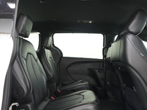 Used 2025 Chrysler Pacifica Select FWD image 12