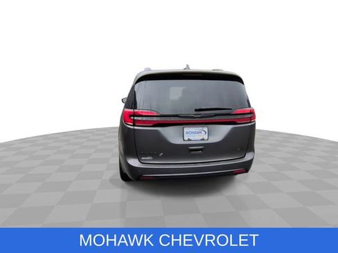 Used 2022 Chrysler Pacifica Touring-L w/ S Appearance Package AWD/4WD image 8
