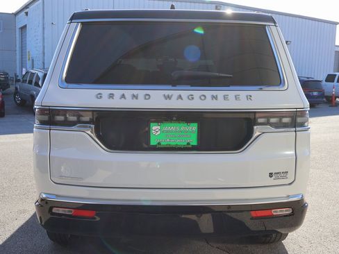 Used 2023 Jeep Grand Wagoneer Base image 4