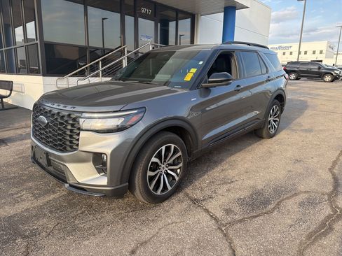 Used 2025 Ford Explorer ST-Line image 3