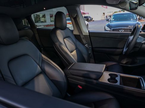 Used 2022 Tesla Model Y Long Range image 21