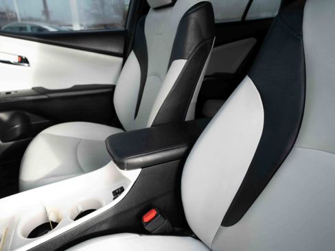 Used 2017 Toyota Prius Four image 10