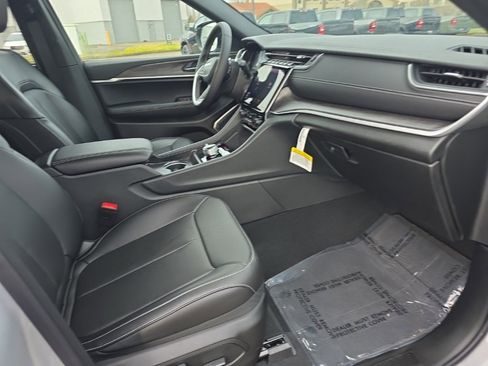 Used 2025 Jeep Grand Cherokee Limited w/ Luxury Tech Group II image 10