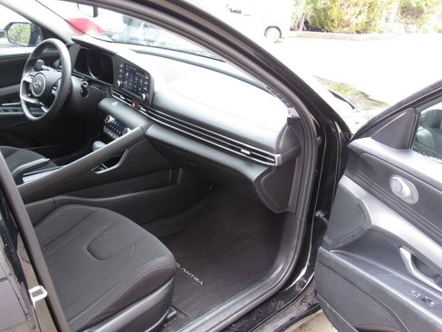 Used 2022 Hyundai Elantra SEL image 15