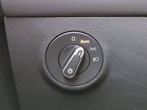 New 2026 Volkswagen Taos SE image 32