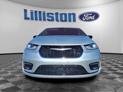 Used 2024 Chrysler Pacifica Touring-L image 2