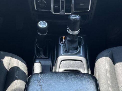 Used 2018 Jeep Wrangler Unlimited Sport S AWD/4WD image 14