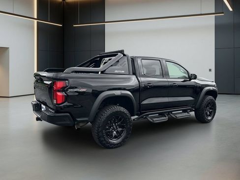 Used 2025 Chevrolet Colorado ZR2 w/ Midnight Edition AWD/4WD image 6