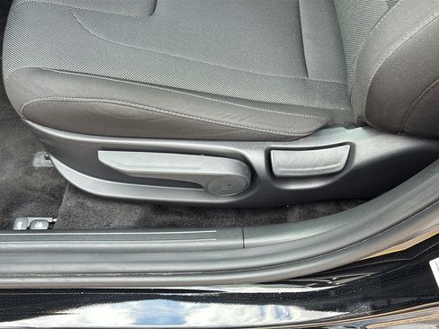 Used 2025 Hyundai Elantra SE FWD image 13