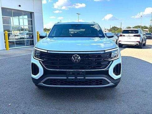 Used 2025 Volkswagen Atlas Cross Sport SE FWD image 2