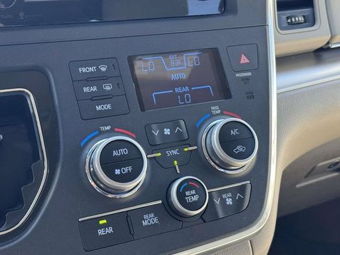 Used 2015 Toyota Sienna LE FWD image 13