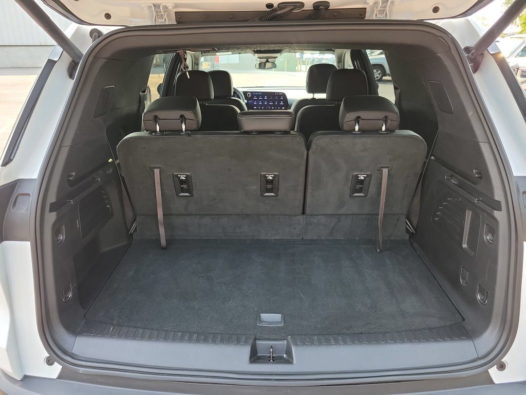 Used 2026 Chevrolet Traverse LT FWD image 11