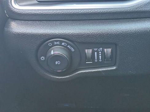 Used 2025 Chrysler Pacifica Limited image 24