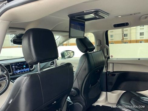 Used 2021 Chrysler Pacifica Touring-L image 29