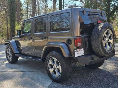 Used 2018 Jeep Wrangler Unlimited Sahara w/ Connectivity Group AWD/4WD image 39
