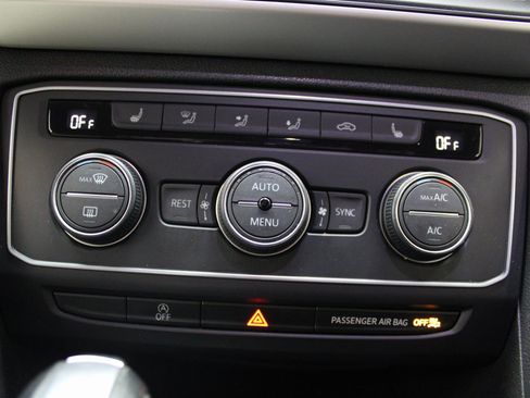 Used 2021 Volkswagen Atlas SE image 40