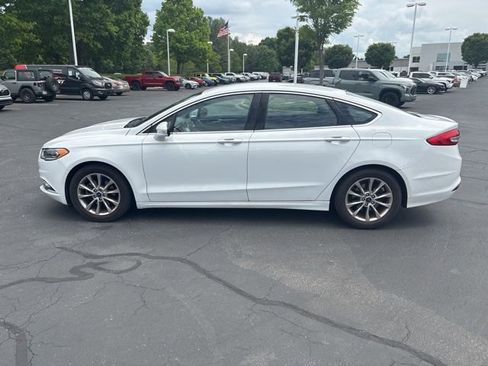 Used 2017 Ford Fusion SE w/ Fusion SE Technology Package FWD image 2