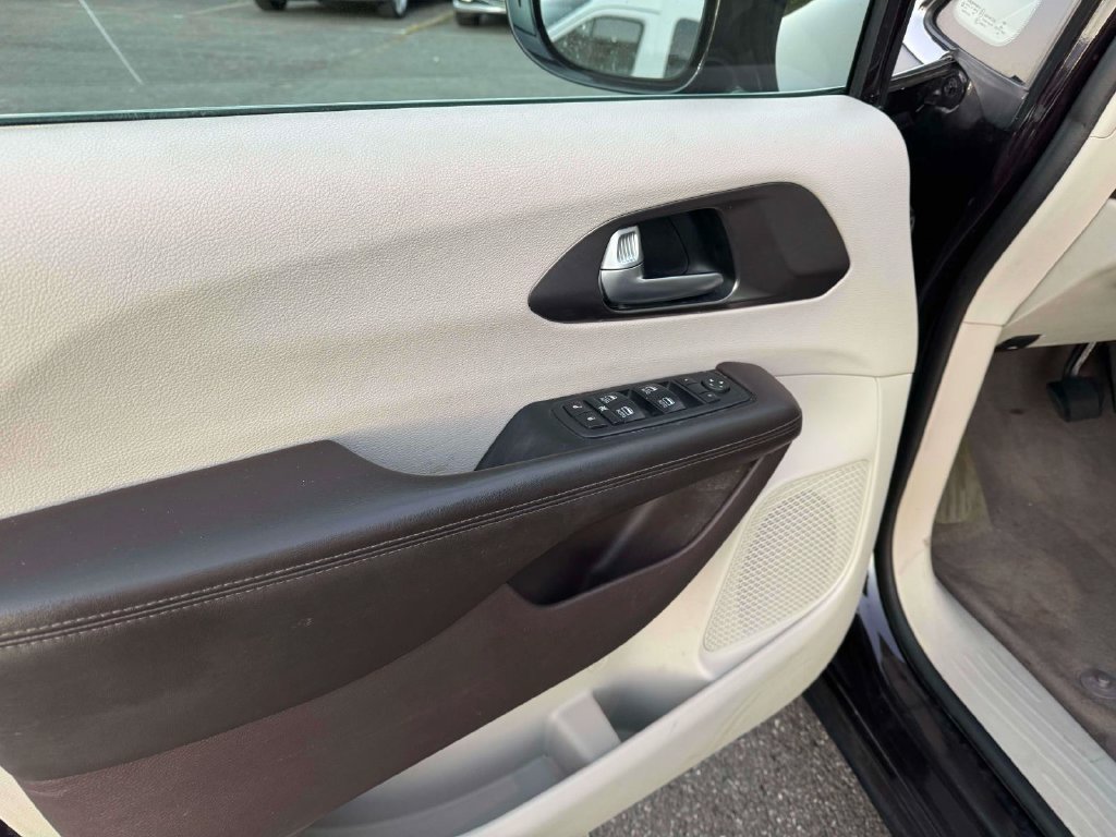 Used 2017 Chrysler Pacifica Touring-L Plus FWD image 17