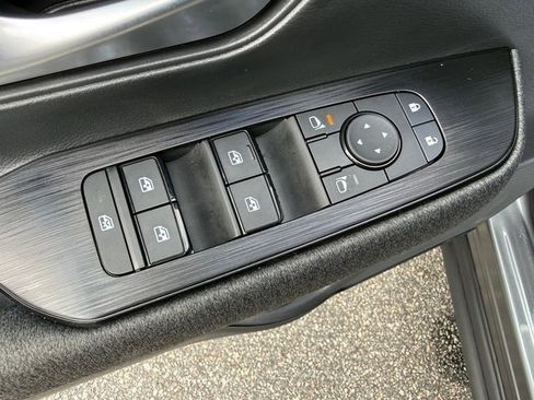 Used 2025 Nissan Kicks SV w/ Charging Package image 12