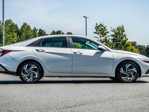 Used 2025 Hyundai Elantra Limited FWD image 6