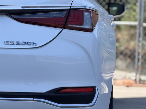 Used 2019 Lexus ES 300h w/ Accessory Package 2 FWD image 11