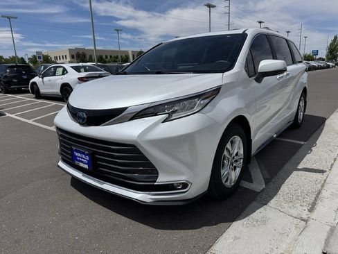 Used 2025 Toyota Sienna Limited AWD/4WD image 3