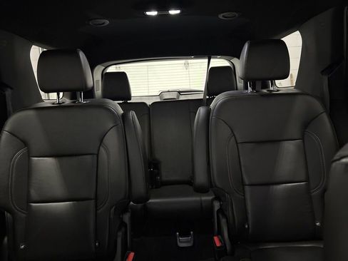 Used 2023 Chevrolet Traverse LT w/ Rear Camera Mirror Package image 28