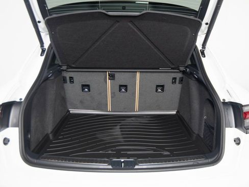 New 2026 Porsche Macan image 40