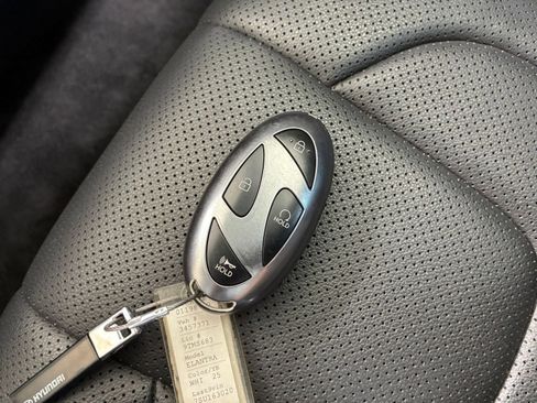 Used 2025 Hyundai Elantra Limited image 25