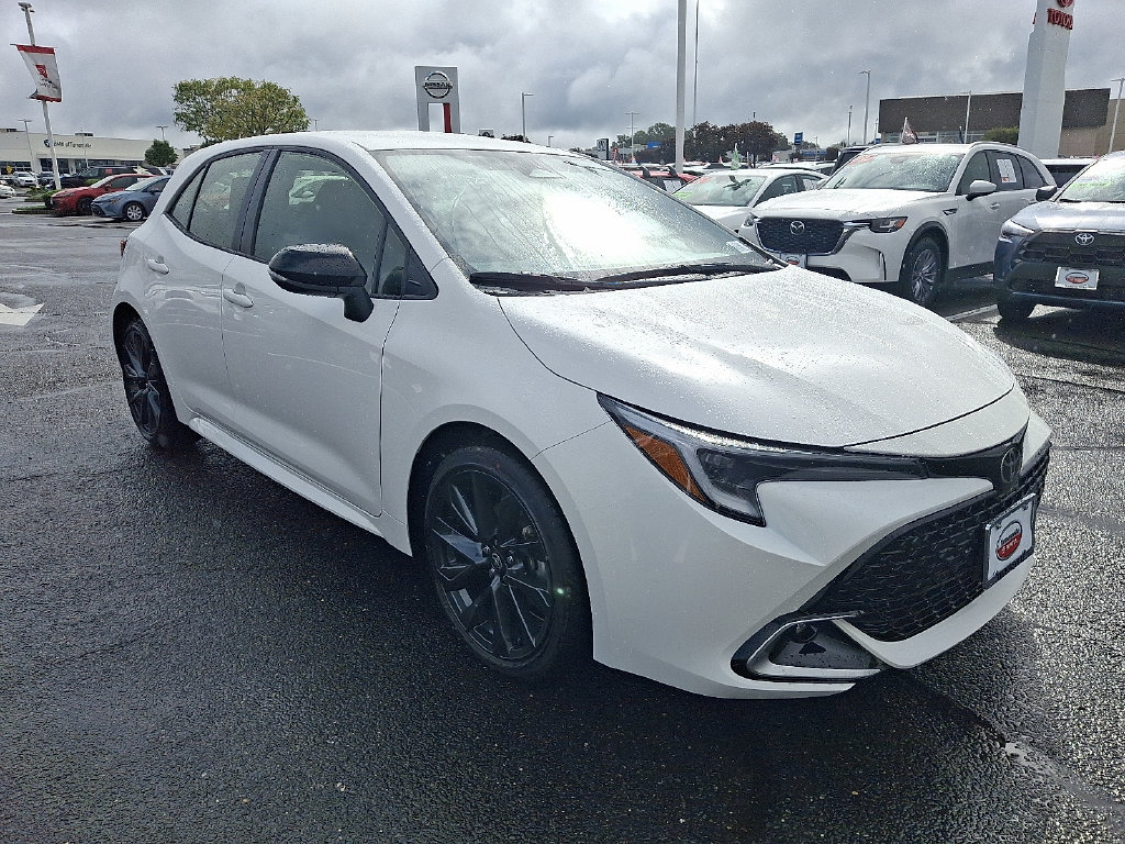 Used 2027 Toyota Corolla XSE FWD image 3