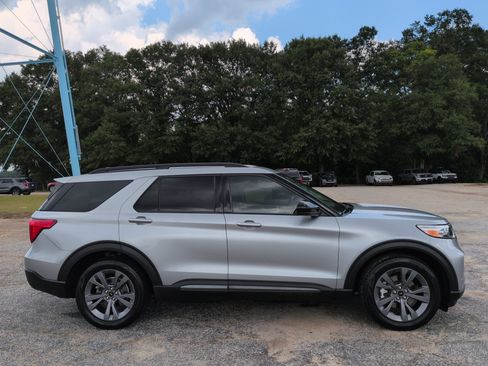 Certified 2022 Ford Explorer XLT w/ Equipment Group 202A RWD image 2