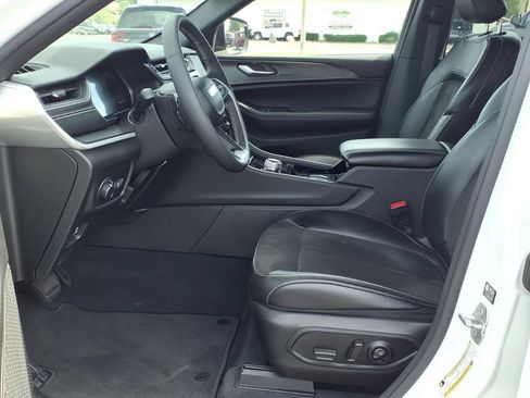 Used 2023 Jeep Grand Cherokee Altitude AWD/4WD image 4