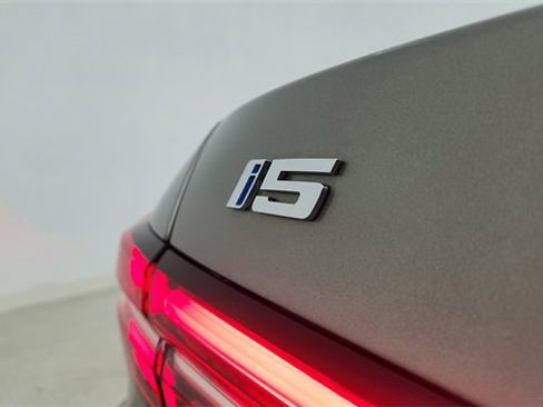 Used 2025 BMW i5 xDrive40 image 18